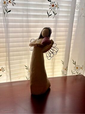 Demdaco Neutral Angel Figurine with Pink Heart EUC